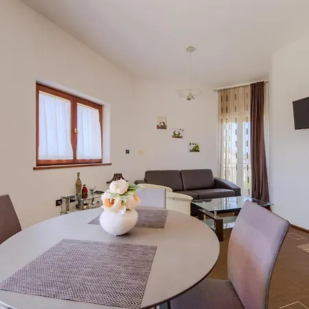 Lovely In With Wifi Apartment Pula