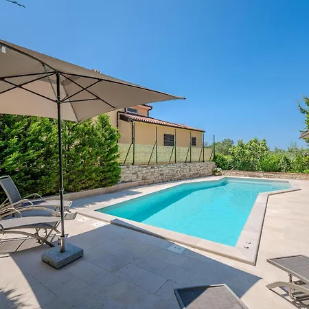 Apartment Lovely In With Wifi Pula